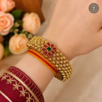 Antique Gold-Tone Kundan Floral Bangle – Traditional Designer Kada