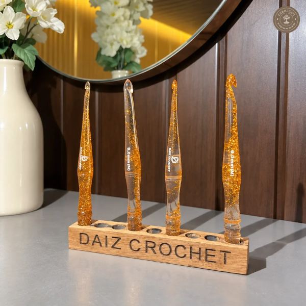 Golden Glitter Resin Crochet Hook By DAIZ CROCHET