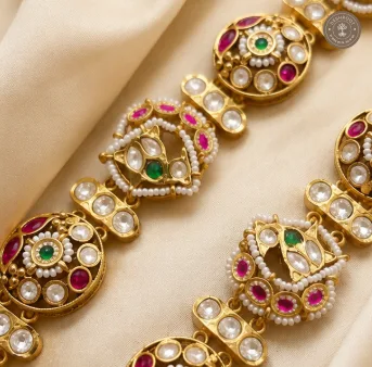 Antique Gold Kundan & Pearl Gajra Armband – Traditional Statement Hand Jewellery