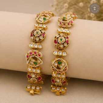 Antique Gold Kundan & Pearl Gajra Armband – Traditional Statement Hand Jewellery