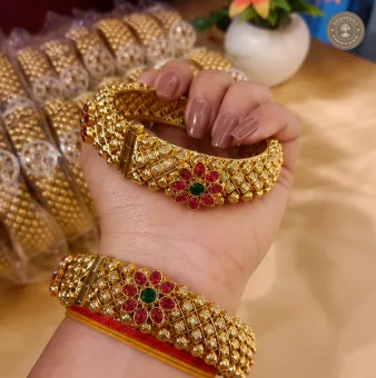 Antique Gold-Tone Kundan Floral Bangle – Traditional Designer Kada